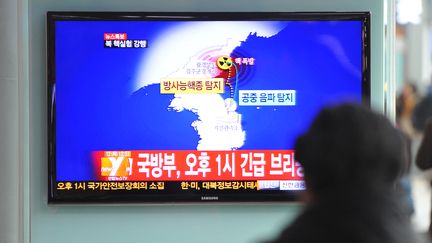 Un Sud-Cor&eacute;en regarde le journal t&eacute;l&eacute;vis&eacute; consacr&eacute; au probable test nucl&eacute;aire nord-cor&eacute;en, le 12 f&eacute;vrier 2013 &agrave; S&eacute;oul (Cor&eacute;e du Sud). (KIM JAE-HWAN / AFP)