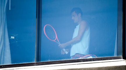 L'Australien Bernard Tomic, bloqué en quarantaine dans une chambre d'hôtel à trois semaines de l'Open d'Australie, le 17 janvier 2021 (WILLIAM WEST / AFP)