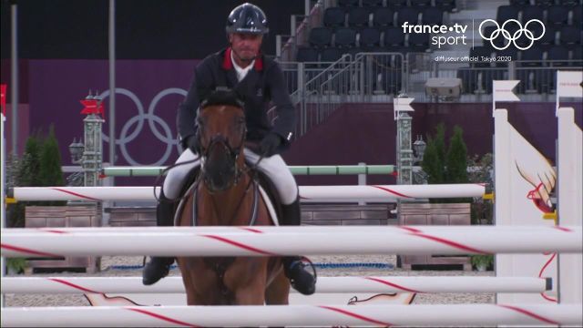 Karim Florent Laghouag concède une petite faute au triple vertical du saut d'obstacles et permet tout de même aux Bleus de rester sur le podium provisoire du concours complet derrière la Grande-Bretagne et l'Australie avant le troisième et dernier passage.