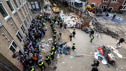 Des manifestants propalestiniens sont encerclés par les forces de l'ordre, le 8 mai 2024 à l'université d'Amsterdam (Pays-Bas). (RAMON VAN FLYMEN / ANP MAG VIA AFP)