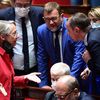 La Première ministre Elisabeth Borne parlemente avec le ministre du Travail Olivier Dussopt lors des questions au gouvernement à l'Assemblée nationale le 26 juillet 2022. (BERTRAND GUAY / AFP)