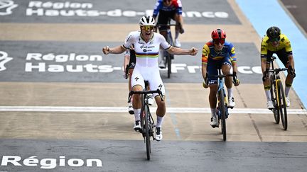 Lotte Kopecky franchissant la ligne d'arrivée de la 4e édition du Paris-Roubaix féminin, le 6 avril 2024 (JASPER JACOBS / BELGA MAG)