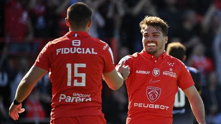 Antoine Dupont et Thomas Ramos lors de la large victoire toulousaine contre les Sharks, le 8 avril 2023. (VALENTINE CHAPUIS / AFP)