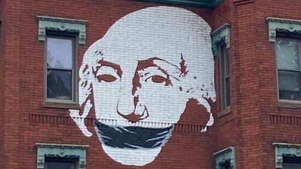 Une fresque sur une façade d'immeuble à Washington montre George Washington bâillonné, à la veille de l'élection américaine, le 2 novembre 2020. (NICOLAS TEILLARD / FRANCE-INFO)