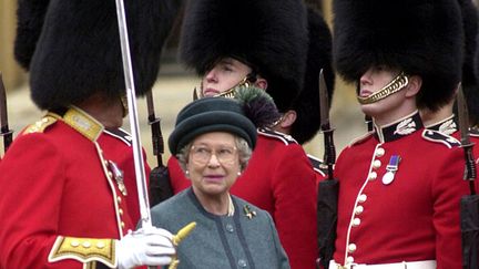 Elizabeth II est &eacute;galement commandant en chef des arm&eacute;es de tous ses royaumes. (AFP)