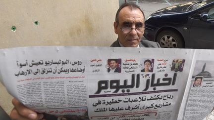 Un Marocain lit le journal "Akhbar Al Youm", le 12 novembre 2014 à Rabat. (FADEL SENNA / AFP)