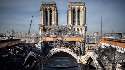 Une photographie prise le 24 novembre 2020 à Paris montre l'échafaudage fondu sur le toit de la cathédrale Notre-Dame pendant les travaux de reconstruction. (MARTIN BUREAU / AFP)