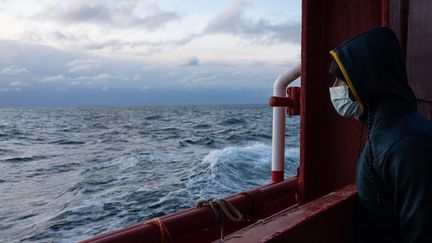 Un&nbsp;migrant regarde la mer&nbsp;à bord de l'Ocean Viking, affrété par l'ONG SOS Méditerranée, le 23 Mars 2021. Photo d'illustration. (JEREMIE LUSSEAU / HANS LUCAS)