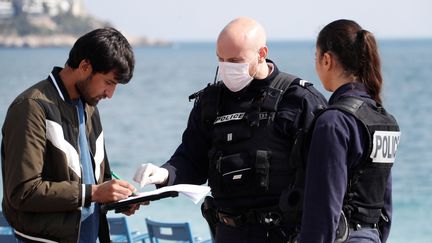 Un contrôle de police sur la promenade des Anglais, à Nice, le 20 mars 2020. (ERIC GAILLARD / X00102)