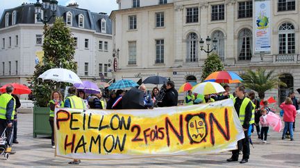 Des manifestants contre la r&eacute;forme des rythmes scolaires &agrave; Orl&eacute;ans, le 24 mai 2014. (CITIZENSIDE/ANTONIO DIAS / CITIZENSIDE.COM)