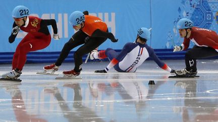 Le Français Sébastien Lepape, poussé par le Néerlandais Van der Wart, chute en séries du 1000m, mais il sera repêché par le jury