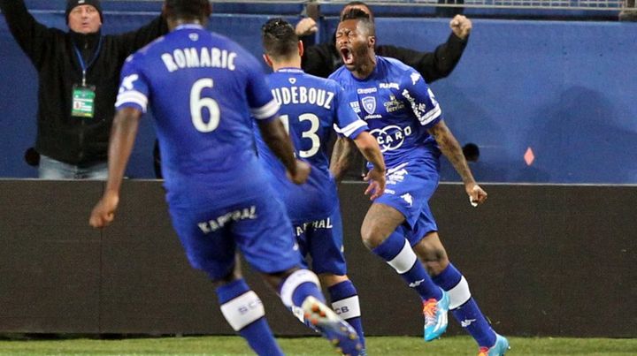 Djibril Ciss&eacute; (&agrave; droite) c&eacute;l&egrave;bre son superbe but inscrit contre Sochaux, samedi 5 avril 2014 &agrave; Bastia. (PASCAL POCHARD-CASABIANCA / AFP)