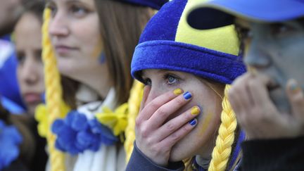 Une supportrice de Clermont d&eacute;sol&eacute;e apr&egrave;s la d&eacute;faite de son &eacute;quipe en finale de la Coupe d'Europe contre Toulon, le 18 mai 2013, &agrave; Clermont-Ferrand (Puy-de-D&ocirc;me). (THIERRY ZOCCOLAN / AFP)