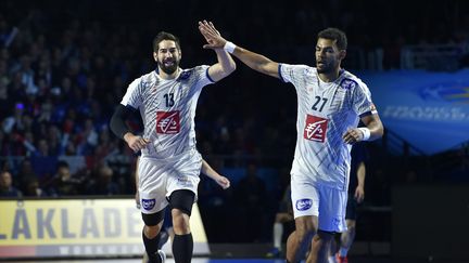 Les joueurs de handball de l'équipe de France Nikola Karabatic et Adrien Dipanda; le 13 janvier 2017 à Nantes (Loire-Atlantique). (LOIC VENANCE / AFP)