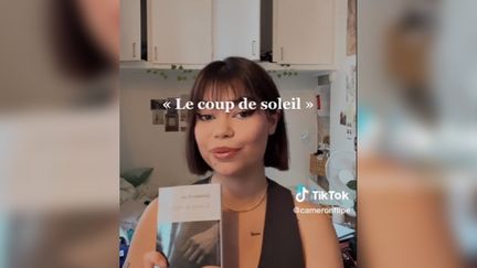 La booktkeuse Cameronflipe présentant son roman "Le coup de soleil" sur Tik Tok pour le concours littéraire organisé par les éditions Robert Laffont. (CAPTURE D'ECRAN Tik Tok)