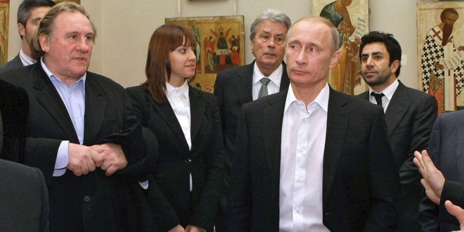 Gérard Depardieu et Vladimir Poutine en 2010 au Musée de Saint Petersbourg
 (Alexei Nikolsky/AP/SIPA)