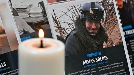 Un hommage au journaliste de l'AFP tué mardi en Ukraine, en la cathédrale Sainte Bride de Londres le 10 mai 2023. (JUSTIN TALLIS / AFP)