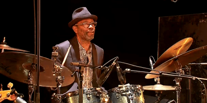 Le batteur Sangoma Everett, à l'origine de ce Tribute to Fela Kuti".
 (France 3 Culturebox)