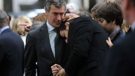 Le chanteur Patrick Bruel&nbsp;(D) pleure dans les bras de l'ancien ministre du Budget, J&eacute;r&ocirc;me Cahuzac lors des obs&egrave;ques de Guy Carcassonne au cimeti&egrave;re de Montparnasse &agrave; Paris, le 3 juin 2013. (ANTOINE ANTONIOL / SIPA)