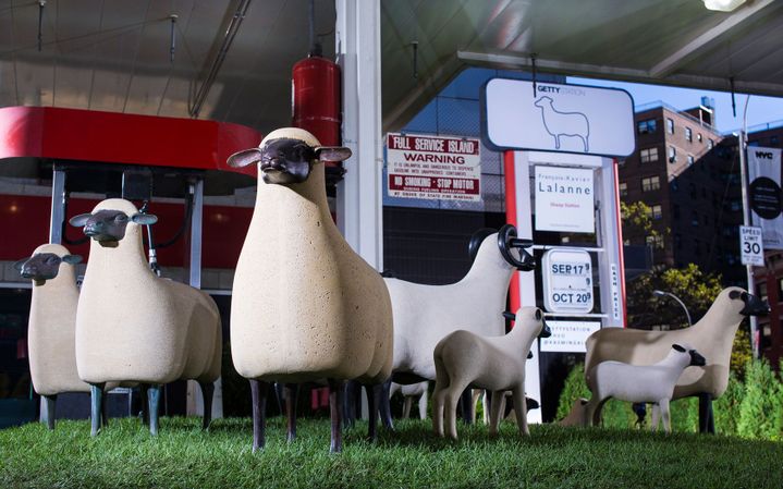 Cette expo pop-up réunit une impressionnante collection de moutons Lalanne.
 (Courtesy of the Getty Station)