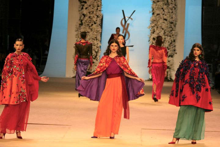 Yves Saint Laurent haute couture printemps-été 1989 : des capes rebrodées 
 (Fondation Pierre Bergé - Yves Saint Laurent - Guy Marineau)