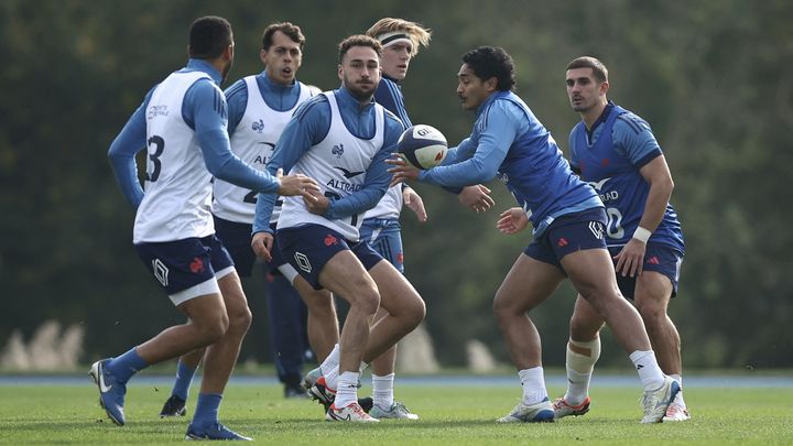 Le trois-quart centre Yoram Moefana et les joueurs du XV de France à l'entraînement à Marcoussis, le 6 novembre 2024. (ANNE-CHRISTINE POUJOULAT / AFP)