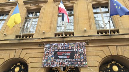 Banderole avec les visages des otages israéliens enlevés par le Hamas le 7octobre, apposée sur le fronton de la mairie de Metz, le 21 novembre 2023. (JULIE SENIURA / FRANCE BLEU LORRAINE NORD)