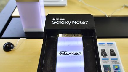 Un Galaxy Note 7 en démonstration dans une boutique Samsung de Seoul&nbsp; (JUNG YEON-JE / AFP)