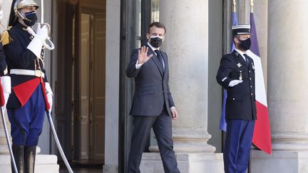 Emmanuel Macron sur le perron du palais de l'Elysée à Paris (France) le 30 mars 2021 (LUDOVIC MARIN / AFP)