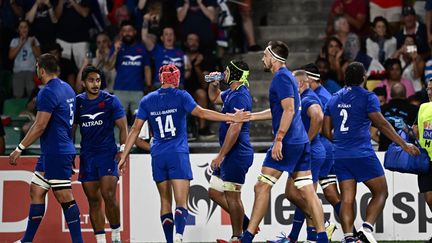 La joie des joueurs français après leur victoire contre les Fidji (34-17), le 19 août 2023 à Nantes. (LOIC VENANCE / AFP)