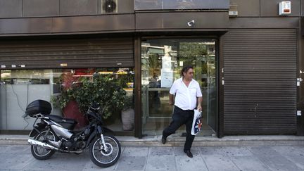 Un homme sort d'un centre des imp&ocirc;ts, le 13 juin 2012 &agrave; Ath&egrave;nes (Gr&egrave;ce).&nbsp; (CHRIS RATCLIFFE / BLOOMBERG / GETTY IMAGES)