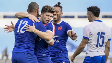 La joie des joueurs de l'équipe de France Gaêl Fickou, Matthieu Jalibert et Teddy Thomas à Rome le 6 février 2021 (FILIPPO MONTEFORTE / AFP)