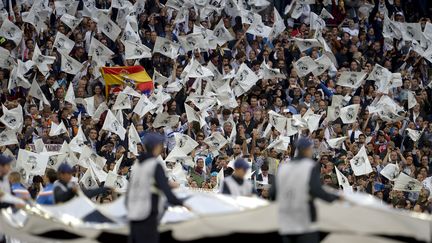 Des supporters du Real Madrid avant la demi-finale aller contre le Bayern Munich, le 23 avril &agrave; Madrid (Espagne). (DANI POZO / AFP)