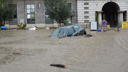 Rive de Gier (Loire) sous les eaux, le 18 octobre. (SONIA BARCET / MAXPPP)