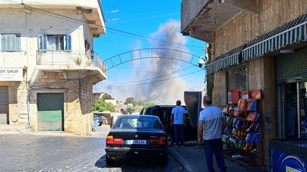 Des habitants du villages de Marjayoun (Liban), à 10 kilomètres de la frontière avec Israël, constatent les bombardements, le 27 septembre 2024. (GILLES GALLINARO / RADIO FRANCE)