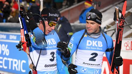 Quentin Fillon Maillet et Emilien Jacquelin à Ostersund, en Suède, le 5 décembre 2021. (ALEXEY FILIPPOV / SPUTNIK via AFP)