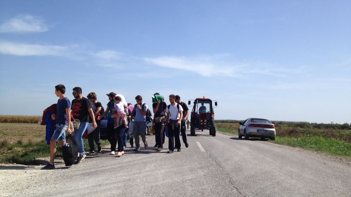 Des migrants sur la route entre la Serbie et la Croatie, le 17 septembre 2015. (ELISE LAMBERT / FRANCETV INFO)