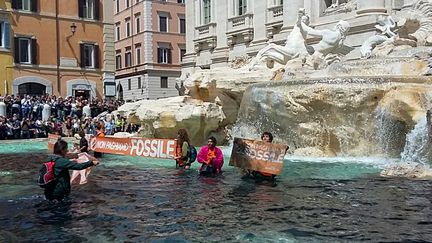 Des militants écologistes de l'organisation Last Generation, dans la fontaine de Trévi, à Rome, en Italie, le 21 mai 2023. (LAST GENERATION / AFP)