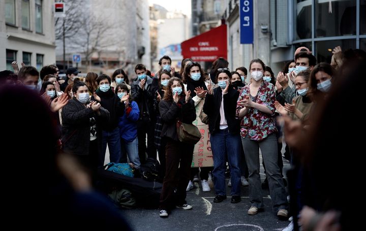 Des étudiants en art dramatique occupent le théâtre de la Colline à Paris, 9 mars 2021 (THOMAS COEX / AFP)