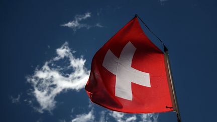 Un drapeau suisse, le 21 juin 2022. (Image d'illustration). (FABRICE COFFRINI / AFP)