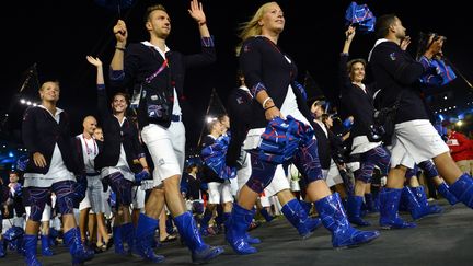 Ils ont tout pr&eacute;vu, les Tch&egrave;ques ! Bottes et parapluies, et au diable la classe... (LEON NEAL / AFP)