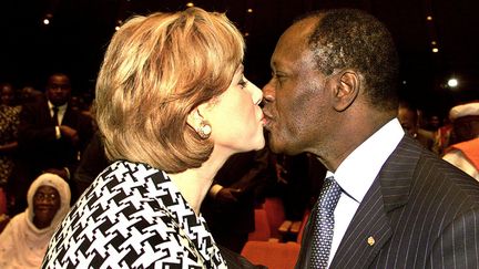 Alassane et Dominique Ouattara échangent un baiser le 1er décembre 2001. Il vient de prononcer un discours dans le cadre d'un forum de réconciliation nationale en Côte d'Ivoire, censé panser les plaies du passé. 

 (GEORGES GOBET / AFP)