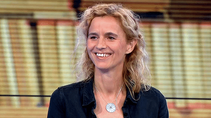 Delphine de Vigan invitée sur le plateau du Grand soir 3 pour son roman "D'après une histoire vraie"
 (France 3 / Culturebox)