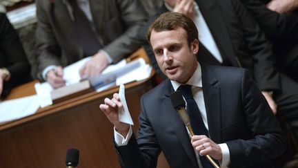 Le ministre de l'Economie, Emmanuel Macron, &agrave; l'Assembl&eacute;e nationale, lors des questions au gouvernement, mardi 9 d&eacute;cembre 2014. (MIGUEL MEDINA / AFP)