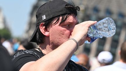 A man quenches his thirst during a heatwave in London, UK, on ​​July 30, 2024. (RASID NECATI ASLIM / ANADOLU / AFP)