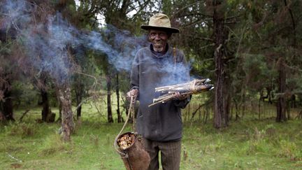 Un membre de l'ethnie Ogiek récolte&nbsp;du miel sur le Mont Elgon, au cœur de la forêt Mau, la plus grande du Kenya (photo prise le 19 mai 2016). (KATY MIGIRO / REUTERS)