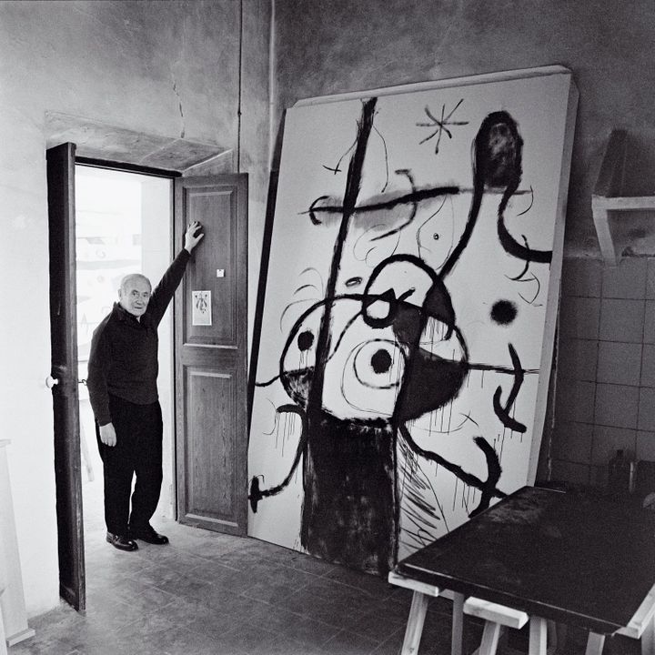 Miró à "Son Boter" avec sa toile intitulée "Poème" (1966), encore inac
 (Photo Josep Planas i Montanyà)