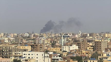 De la fumée s'échappe d'un site frappé par un bombardement à Khartoum (Soudan), le 26 septembre 2024. (RASHED AHMED/AP/SIPA)