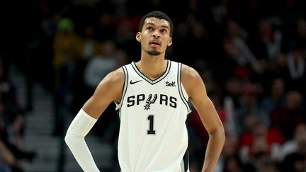 Victor Wembanyama lors du match des San Antonio Spurs contre les Portland Trail Blazers, le 28 décembre 2023 (STEPH CHAMBERS / AFP)