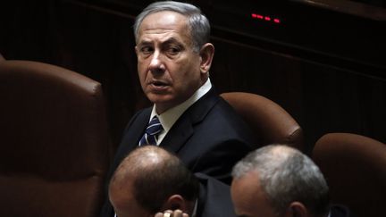 Le Premier ministre isra&eacute;lien Benyamin N&eacute;tanyahou attend le vote des d&eacute;put&eacute;s isra&eacute;liens, &agrave; la Knesset, &agrave; Jerusalem, le 8 d&eacute;cembre 2014. (THOMAS COEX / AFP)